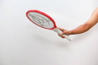 Beyaz arka planda el ele tutuşan tenis raketi