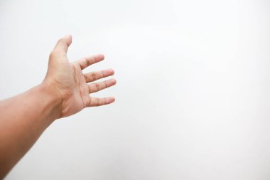 Beyaz arkaplanda beyaz duvar gösteren bir adam eli.