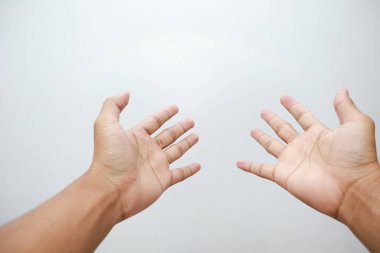 Eller beyaz arka planda izole edilmiş bir şey gösteriyor