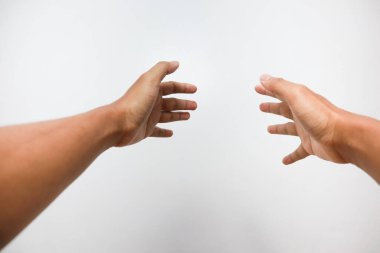 beyaz zemin üzerinde eller