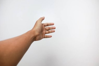 İşaret gösteren bir adamın eli