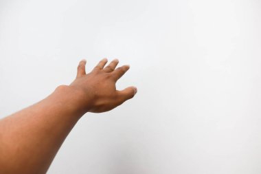 Afro-Amerikan eli beyaz arka planda izole edilmiş bir şey gösteriyor.