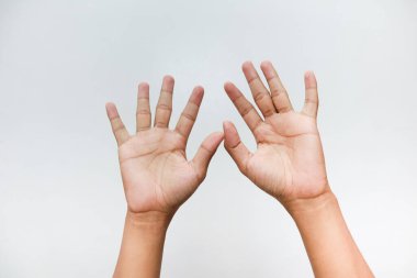 6 numarayı gösteren kadın ellerini kapat.