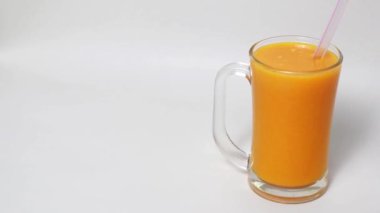 Beyaz arka planda taze mango suyu