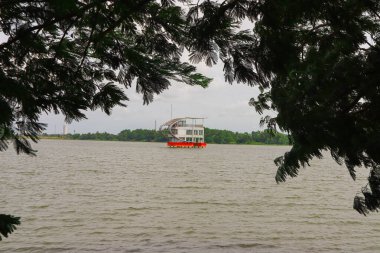Sakin suların ve uzak şehirlerin ortasında yüzen yapı