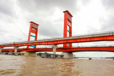 Güney Sumatra, Endonezya 'daki Palembang şehrindeki Ampera Köprüsü dikey kaldırma köprüsü.