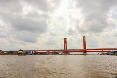 Güney Sumatra, Endonezya 'daki Palembang şehrindeki Ampera Köprüsü dikey kaldırma köprüsü.