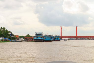 Güney Sumatra, Endonezya 'daki Palembang şehrindeki Ampera Köprüsü dikey kaldırma köprüsü.