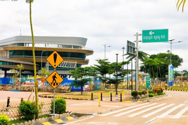 Bakauheni, 17 Ocak 2025, Anjungan Agung Alışveriş Merkezi manzarası, yaya geçidi işaretleri ve yemyeşil yeşillikler.