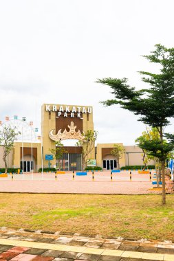Bakauheni, 17 Ocak 2025, Krakatau Park girişi, dönme dolap, Bakauheni, Lampung, bulutlu bir gökyüzünün altında.
