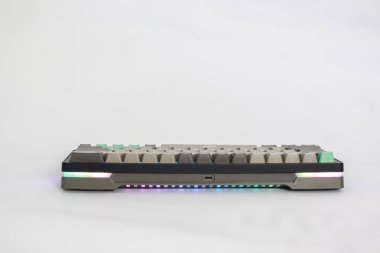 Lampung, 23 Ocak 2025, RGB aydınlatmalı bir mekanik klavye. 