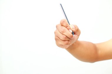 Bir el, yazmaya ya da çizmeye hazır bir kalemi açık ve parlak bir arkaplana karşı tutar..