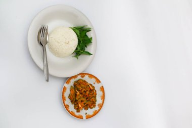 Buğulanmış balık ve kavrulmuş pilavlı kavun manzarası