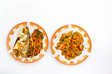 Kızarmış balık ve kavrulmuş acı kavun masada. 