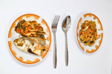 Kızarmış balık ve kavrulmuş acı kavun masada. 