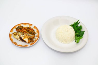 Buğulanmış balık ve beyaz pirinç masada. 