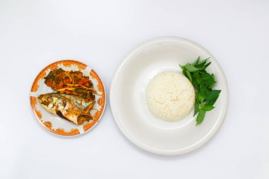 Buğulanmış balık ve beyaz pirinç masada. 