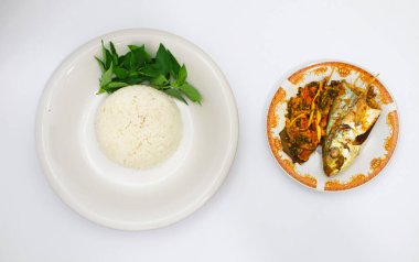 Buğulanmış balık ve beyaz pirinç masada. 