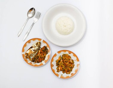 Kızarmış Acı Karpuz ve Pirinçli haşlanmış balık beyaz arka planda 