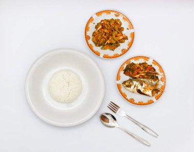 Kızarmış Acı Karpuz ve Pirinçli haşlanmış balık beyaz arka planda 