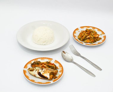 Kızarmış Acı Karpuz ve Pirinçli haşlanmış balık beyaz arka planda 