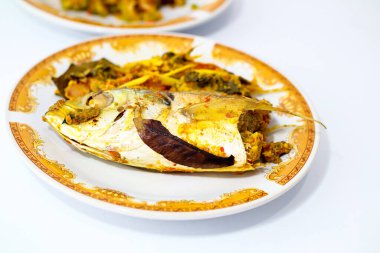 Kızarmış balık ve kavrulmuş acı kavun masada. 