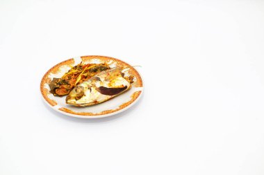 Buharda kızartılmış balık, masada kavrulmuş kavun.