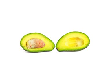 İki avokado yarısının stüdyo çekimi beyaz bir arkaplana karşı