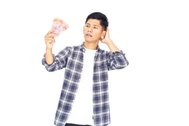 Belirsizlik İfadesiyle Düz Özgeçmişlere Karşı Para Tutan Genç Kişi. Portre