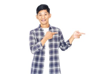Mutlu Genç adam işaret ediyor, beyaz arkaplan