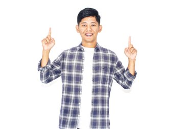 Gülümseyen Kişi Yukarı Gösteriyor, Mutlu İfade, Beyaz Arkaplan, Genel Gündelik Gömlek