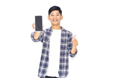 Gülümseyen Adam Başparmaklarıyla Akıllı Telefon Gösteriyor