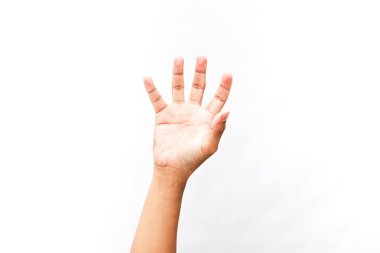 Temiz beyaz bir arkaplanda yukarı doğru uzanan dört parmağı gösteren bir el..