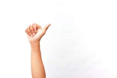El hareketi: Beyaz arka planda izole edilmiş, baş parmak işareti yapan bir insan eli.