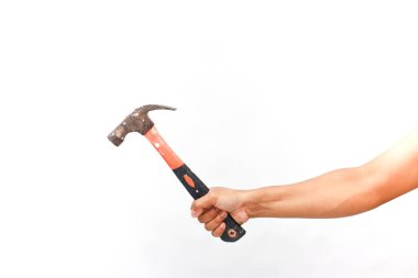 Çekiç tutan bir işçi eli. Beyaz, temiz bir geçmişi var. Yakın çekim.