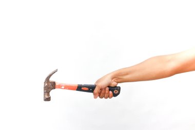 Beyaz arka planda kullanılmış bir çekiç tutan el, tamir ekipmanları.