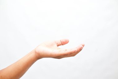 Açık bir el, ürün yerleştirme için ideal beyaz bir arkaplana uzanır..