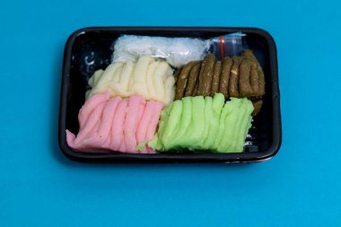 Çeşit çeşit renkli Getuk, geleneksel Endonezya tatlısı, Cassava 'dan yapılır, tepside servis edilir.