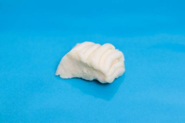 Endonezyalı Getuk Lindri canlı bir Mavi Arkaplan Stüdyosu Çekimi