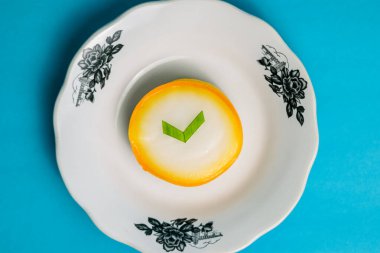 Pepe kek dilimini klasik tabakta, Endonezya geleneksel tatlısı, yüksek açılı..