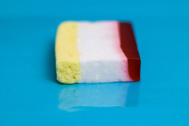 Lezzetli renkli pasta parlak mavi yüzeye yansıyarak pürüzsüz bir zemin oluşturur.