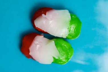 Geleneksel renkli Endonezya atıştırmalığı Getuk Lindri 'ye yakın çekim. 