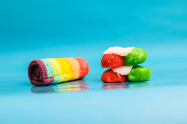 Pürüzsüz mavi arka planda renkli Endonezya geleneksel atıştırmalıklarının görüntüsü.