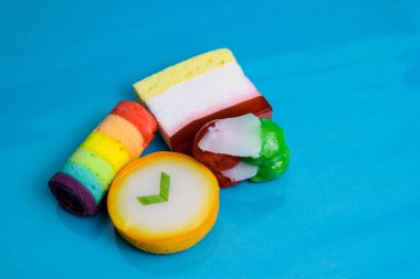 Endonezya 'nın geleneksel kekleri parlak mavi arka planda sunuluyor.