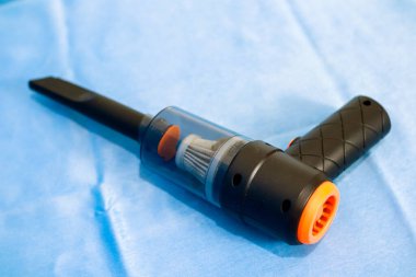 Mavi Arkaplanda Siyah ve Turuncu Elli Süpürge Temizleyici