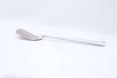Pırıl pırıl, paslanmaz çelik mutfak spatulası.