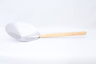 İzole edilmiş metal mutfak süzgeci ya da yemek pişirmek için ahşap saplı süzgeç.