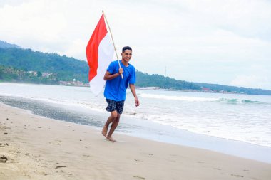 İnsanlar Endonezya 'nın Bağımsızlık Günü' nü kutluyor.