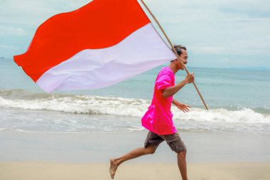 Adam coşkuyla Endonezya 'nın Bağımsızlık Günü' nü kutluyor.