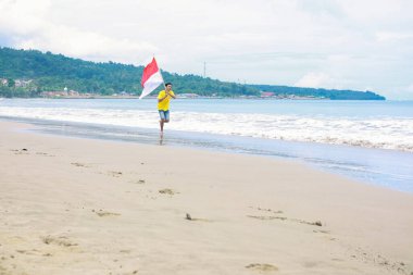 Endonezya Bağımsızlık Günü 'nü manzaralı bir sahilde ulusal bayrağımızla kutluyoruz.